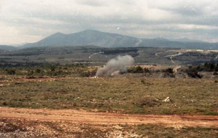   Belle vue sur le champ de tir. Un fumigène pour l'animation au dessus duquel on voit le spot lumineux et une petite traînée de fumée du missile en cours de pilotage .