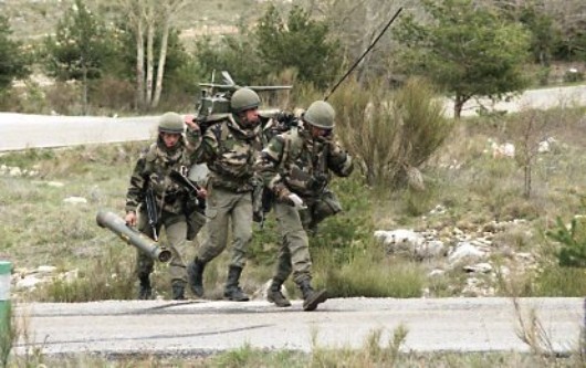 Progression d'un Chef de Groupe et d'une équipe dispositions NBC prises ( A.N.P.) Un groupe aborde la position de tir .On voit que les couvre casques sont d'un modèle plus ancien ,de couleur vert armée «