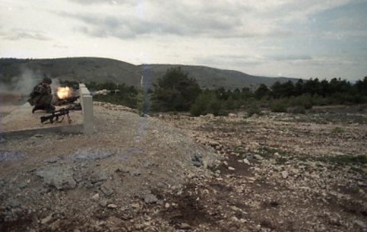     Le missile vient de sortir (flamme de la mise à feu)du tube ce dernier est en cours d' éjection à l' arrière de la pièce