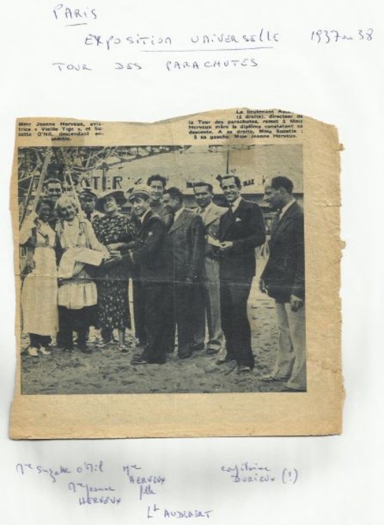 Coupure de journal légendée présentant le Lieutenant AUDEBERT en conversation avec d' audacieuses volontaires (collection AUDEBERT ) 