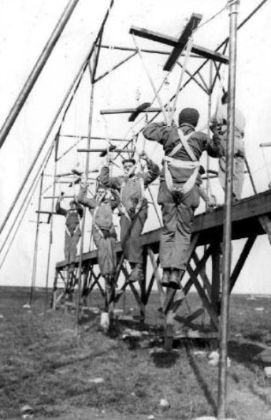 Cette construction métallique permettait aux élèves de se familiariser avec le choix de la traction adaptée à la direction du vent lors de de l'atterrissage