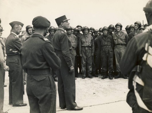  Le Commandant CHATEAU-JOBERT créateur du Centre de LANNION, ancien SAS continue à porter une tenue Britannique. 