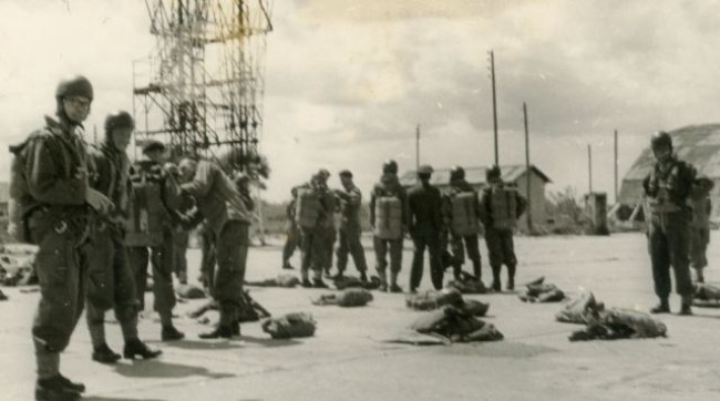    Sur l' aire d' embarquement de NIEUPORT un stick à l'inspection avant le saut