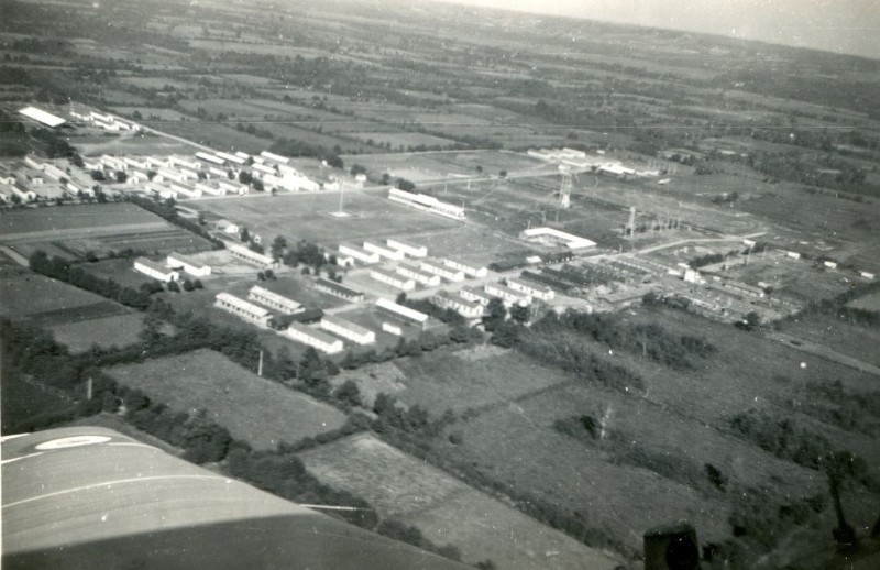   Lors du vol d'accoutumance , l' avion (JU 52 ) dont on voit un bout d' aile (coin gauche en bas ) survole le Camp d' IDRON. Les hublots en forme de fenêtre sont assez grands pour permettre l'observation du sol. 