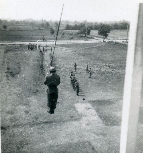  La route horizontale qui barre le haut de la photo est celle qui dans les années 70 partait du mess des officiers , longeait le mess des sous officiers , passait entre la 2 °Compagnie et l'aire d'instruction TAP pour atteindre le stade . 