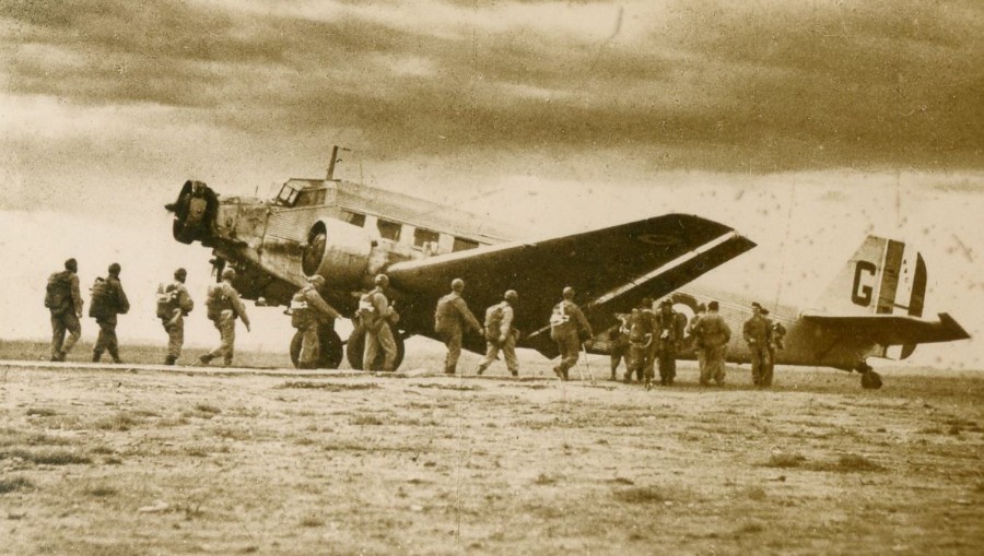                Embarquement d'un stick dans un JU 52  