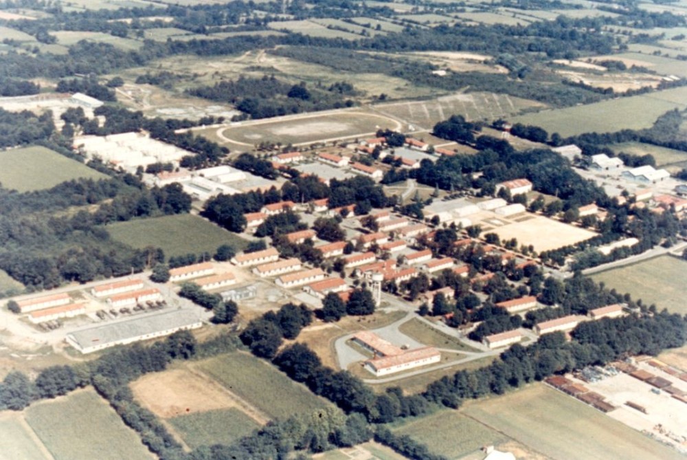    En 1963, vue d'ensemble du Camp d' IDRON . A droite peinte en rouge et blanc on voit la Tour de Départ du CETAP Dans son prolongement ROUGE puis NOIR sur l'emplacement desquelles avait été créée la Zone d'Instruction TAP dès 1946 « Photo Jean Paul LEGRAS. 