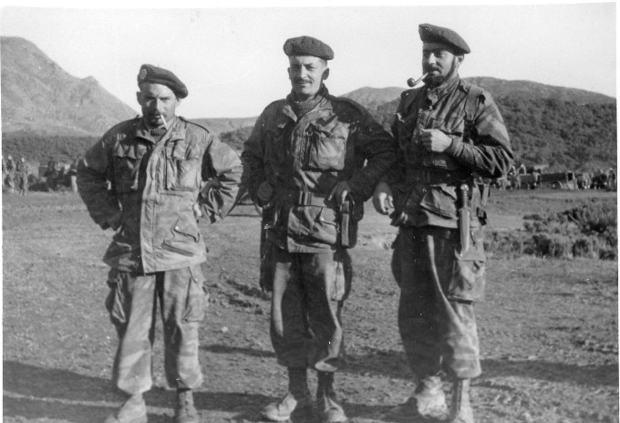 En opération au 2°RPC en ALGERIE Gilbert LAFLEUR entre deux camarades .