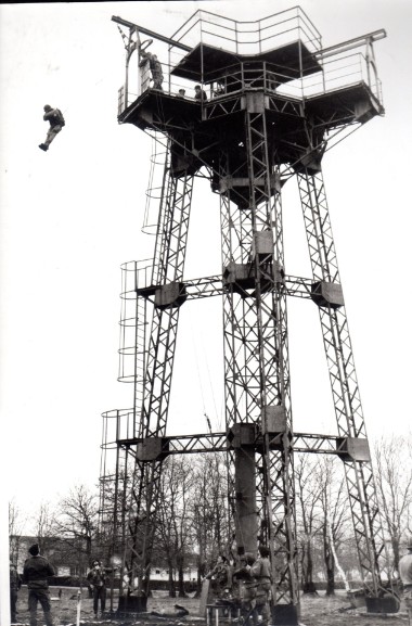 Tour de départ du Camp d' IDRON (CETAP) photographiée par Michel BERNATETS au début des années 1960