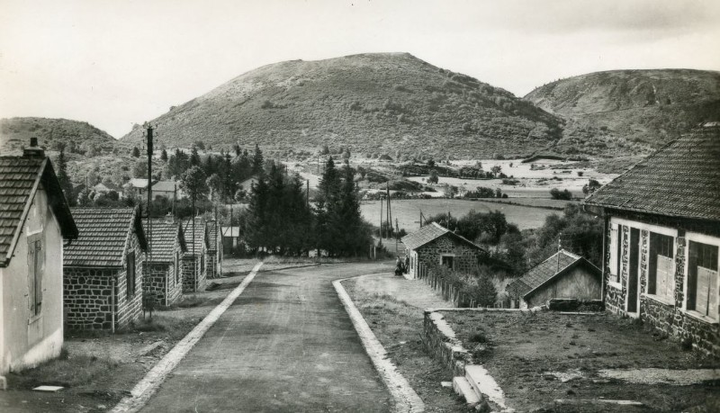  Vue du Camp de la FDB vers les années 1960 . Ce Camp avait beaucoup servi pendant la Guerre d'ALGERIE puisque le 92°Régiment d'Infanterie de CLERMONT FERRAND faisait alors fonction de Centre d'Instruction pour la dite guerre . 