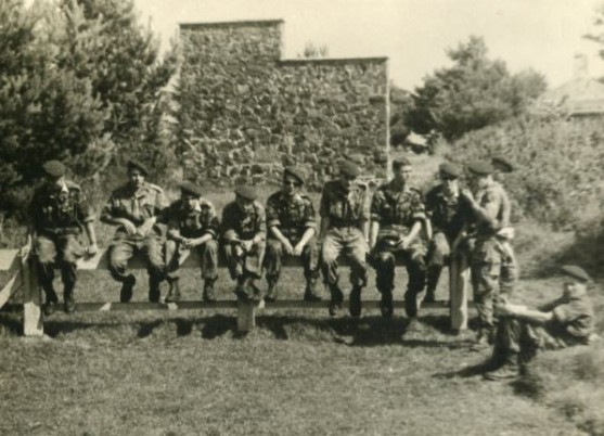 Le stick est assis sur un obstacle de la piste d' audace comme on en trouvait dans tous les Camps de Manoeuvre depuis 1945