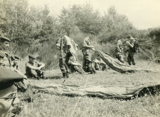     Pliage sommaire exécution individuelle avec les jeux de parachutes d'instruction au sol.