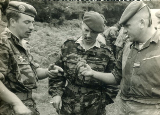 Le Capitaine MARCE en tenue Anglaise dite peau de saucisson est un héros de la Guerre d' INDOCHINE . Il figurera parmi les survivants du désastre de CAO BANG avec le 1° B.E.P. ( 3 Officiers et 23 Légionnaires )