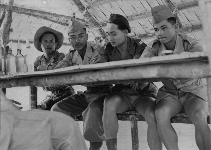     Groupe d' officiers Laotiens Le Lieutenant en béret est le Médecin du 1°Bat de Paras LAO .Le lieutenant OUN HEUAN