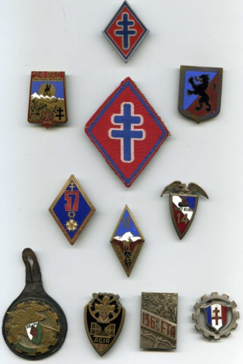 La 36°Division d' Infanterie est doté d'un insigne fort simple: losange ,Croix de Lorraine tricolore . Elle est composée des 14°-18°-57°RI pour ce qui est de l' Infanterie .Cette division a té formée à partir d'unités issues  de la Résistance .En particulier de Régiment  BEARN auquel le Service Historique attribuera les traditions du 18° composant  le I° Bataillon .Curieusement le 14°RI s' appropriera  l' héritage de BEARN !! 