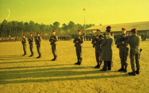      Remise des fourragères par les autorités civiles et les cadres du Régiment, anciens et d' active.  