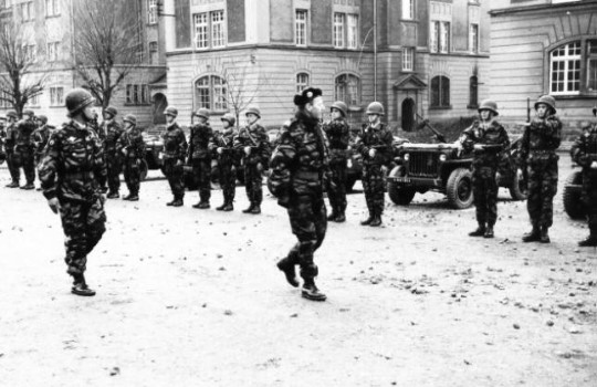    Passage des troupes en revue par le Colonel Lafontaine, Chef de Corps du Régiment