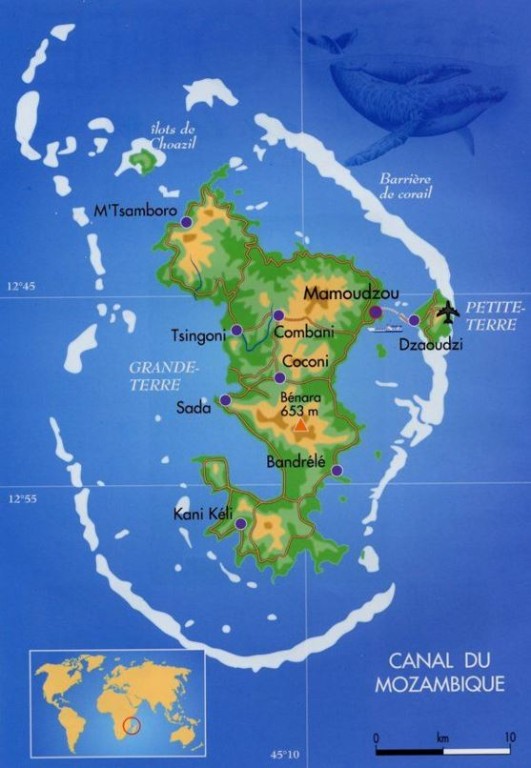 La ville principale de MAYOTTE est DZAOUDZI ,faisant office de capitale en PETITE TERRE .GRANDE TERRE étant l' ile la plus importante en superficie. 