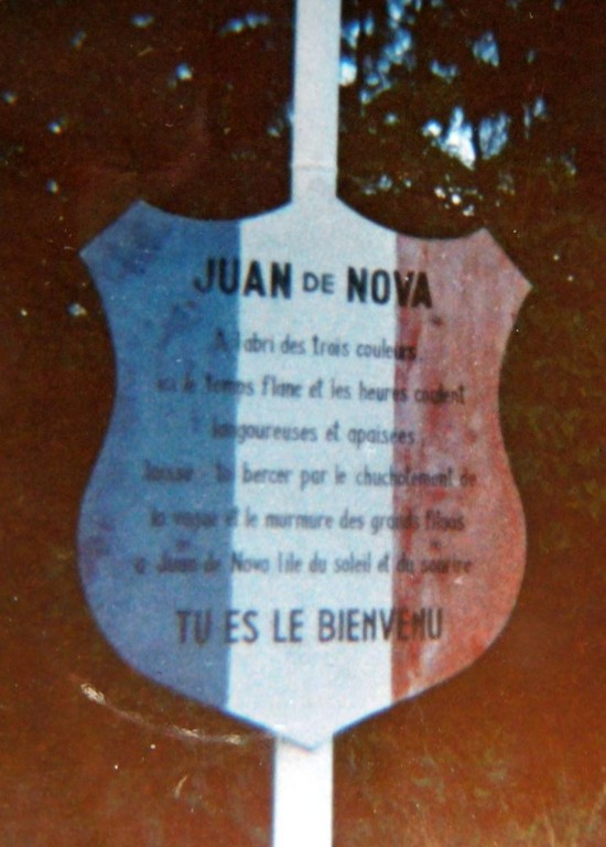 A l'abri des trois couleurs, ici le temps flâne et les heures coulent, langoureuses et apaisées. Laisse toi bercer par le chuchotement de la vague et le murmure des grands filaos. A JUAN de NOVA ile du soleil et du sourire, tu es le bienvenu.